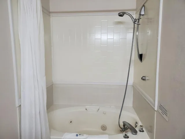 غرفة ديلوكس بسرير كينج، Bellis Inn Bellingham (ex Rodeway Inn) 3/3