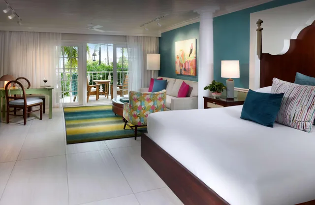 جناح جونيور بسرير مزدوج بإطلالة جزئية على البحر، Ocean Key Resort and Spa 2/5