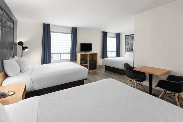 غرفة بثلاثة أسرّة، Super 8 By Wyndham Quebec City 1/6