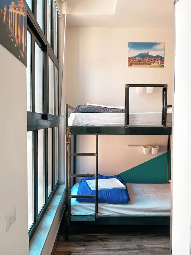 غرفة ثلاثية بسرير مزدوج وسرير فردي، Ostello Bello Napoli 4/6