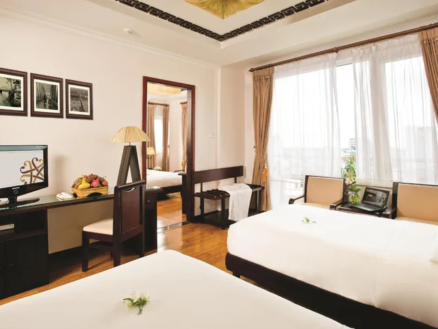 غرفة متصلة عائلية بسرير مزدوج وسريرين منفصلين بشرفة، Cherish Hotel 2/2