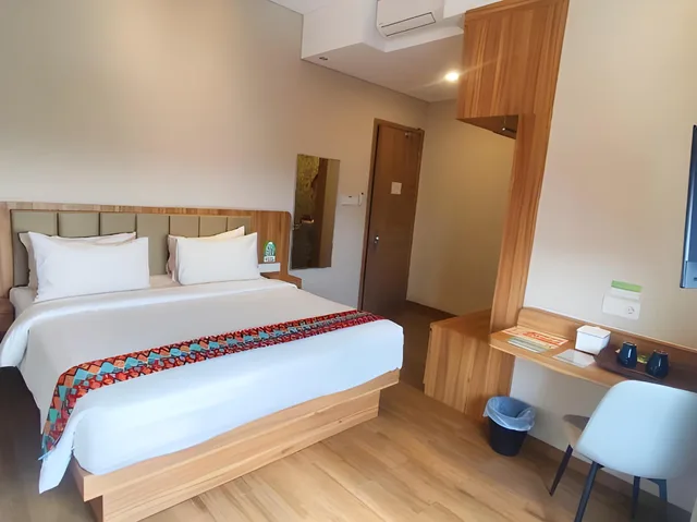 غرفة ديلوكس بسرير كينج، W Three Style Hotel Makassar 1/2