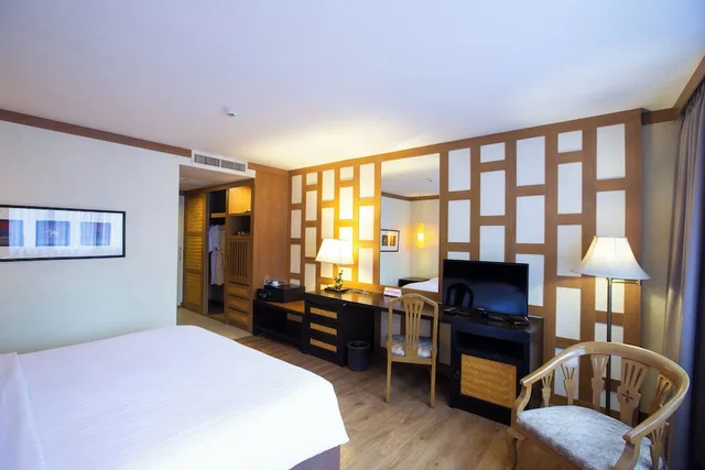 Deluxe, Queen Bed, The Tarntawan Hotel Surawong Bangkok 7/10