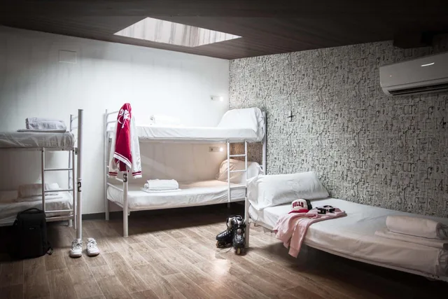 Mixed Dorm, Duplex, 11 Beds, Private Bathroom، room00 Chueca Hostel 2/2