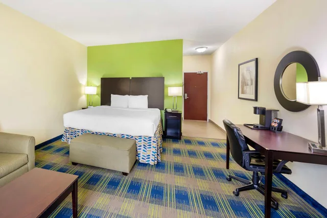 جناح بسرير كينج بحوض استحمام لذوي الإعاقة، Best Western Plus Pratt 6/6