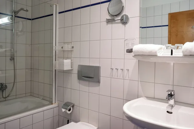 غرفة كومفورت رباعية بسريرين كوين، Hotel Glockenhof Eisenach 7/7