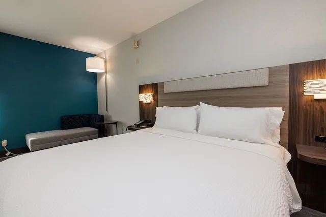 Standard, Holiday Inn Express Hotel Suites Berkeley 1/8