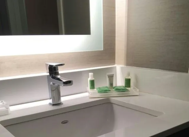 غرفة بسريرين كوين، Holiday Inn Manchester Airport 4/4