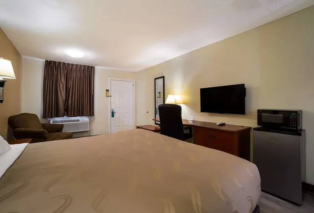 غرفة بسرير كينج للمدخنين، Quality Inn Brownsville TN 1/5