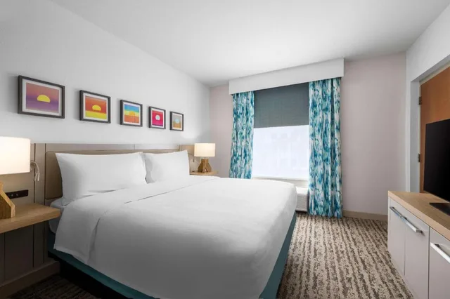 جناح بسرير كينج بغرفة نوم واحدة مع أريكة لذوي الإعاقة، Hilton Garden Inn West Palm Beach Airport 1/4
