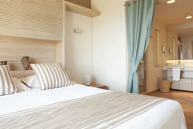 فيلا فاخرة بسرير كينج وسريرين منفصلين بإطلالة على البحر بغرفتي نوم بمسبح خاص، Dionysos Hotel 1/1