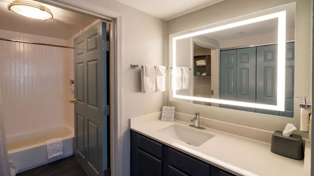 2 Bedrooms, 1 King and 2 Double Beds, Dining Area, Kitchen، Staybridge Suites Jackson 5/7
