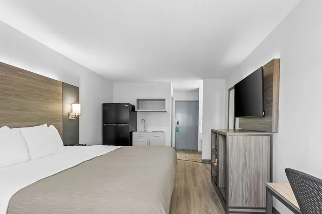 Upgrade, Efficiency, King Bed، Quality Inn New Martinsville, WV 1/7