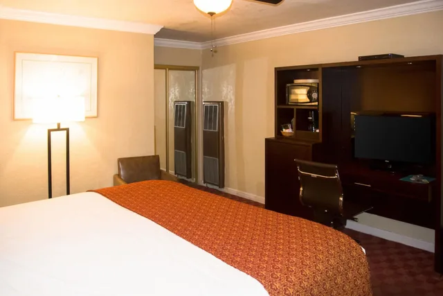 Standard, King Bed, Clarion Collection Hotel Pacific Grove - Monterey 3/4