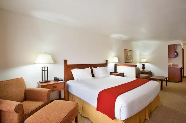 جناح بسرير كينج مع أريكة لذوي الإعاقة، Holiday Inn Express Hotel And Suites Mattoon 4/5
