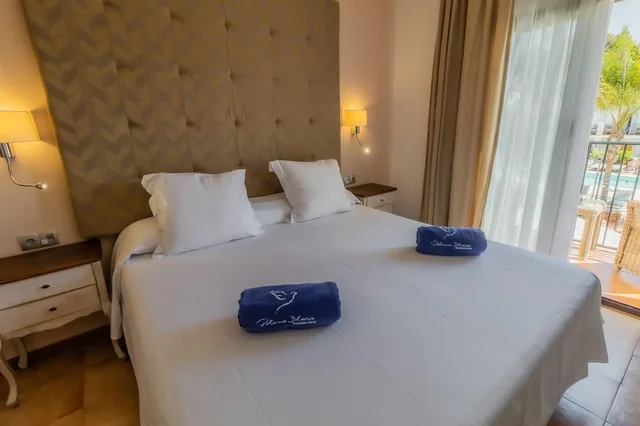 غرفة بسرير مزدوج أو سريرين منفصلين بإطلالة على المسبح، Paloma Blanca Boutique Hotel 1/3