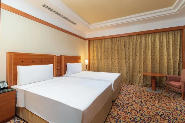غرفة قياسية بسريرين منفصلين بإطلالة على البحر، Holiday Inn Kuwait 2/5