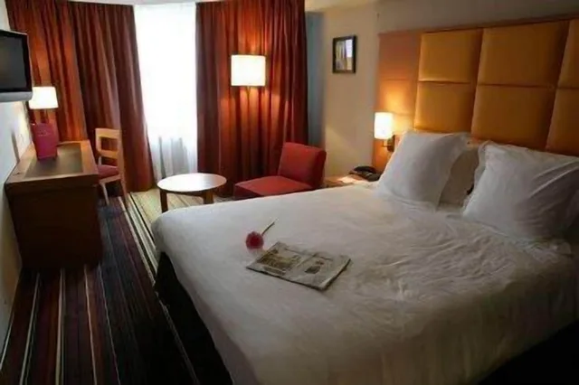 Club, Twin Beds, New Hotel Charlemagne 1/8