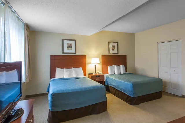 جناح بسريرين مزدوجين مع أريكة لذوي الإعاقة، MainStay Suites Brentwood Nashville 1/6