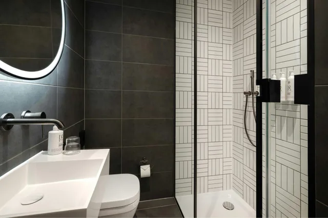Moxy Hideaway, Sleeper, Queen Bed, No Window، Moxy London Piccadilly Circus 8/9