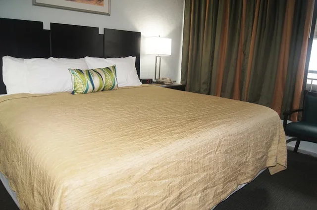 غرفة بسرير كوين لذوي الإعاقة، Ocean Plaza Motel 1/3
