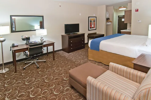 Standard, Queen Bed, Holiday Inn Express Suites San Antonio Se By At T Center 7/9