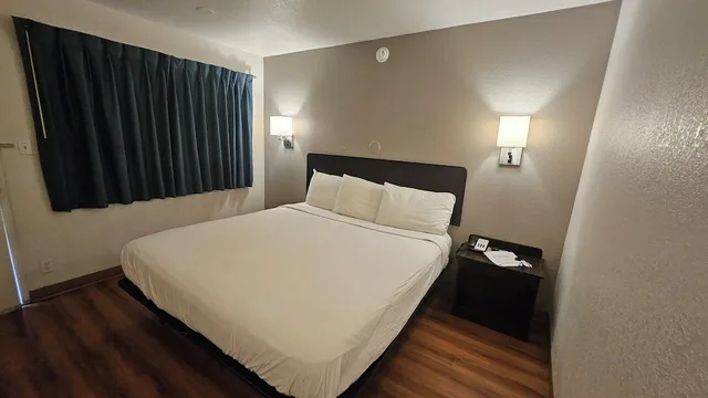 Standard, King Bed, Motel6 Blythe, CA 2/10