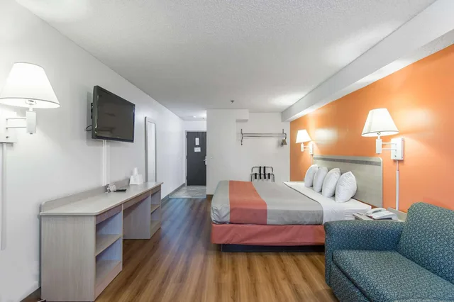 Deluxe, King Bed, Motel6 Lawrence, KS 3/8