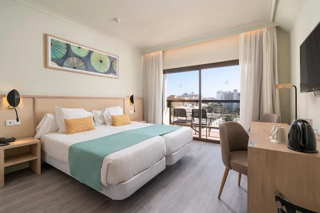 غرفة بسرير مزدوج بإطلالة على المسبح والبحر، AluaSoul Palma Hotel - Adults only 2/4