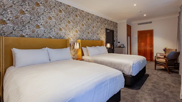 غرفة عائلية بسرير كوين وسرير فردي، Wigram Hotel 2/2
