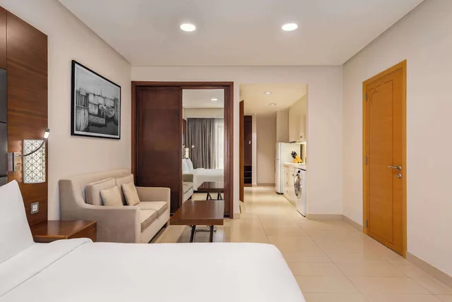 استوديو بسرير كينج بشرفة، Levatio Suites Muscat, a member of Radisson Individuals 2/5
