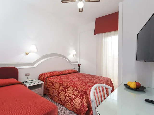 غرفة ثلاثية بسرير كوين وسرير فردي بشرفة، Hotel Caravelle 4/9