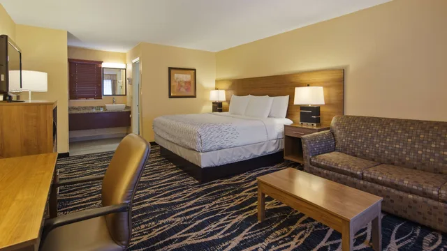 غرفة قياسية بسرير كينج بشرفة، Best Western Mountainbrook Inn 6/8