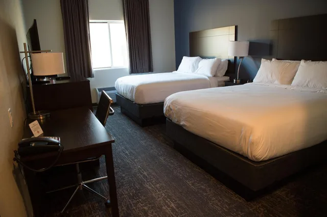 غرفة بسريرين كوين، Cobblestone Inn & Suites - Forest City 9/16