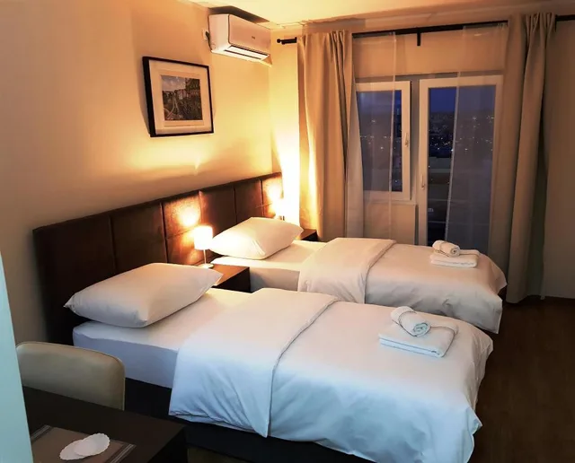 غرفة بسريرين منفصلين بإطلالة على المدينة، Villa Panorama 4/10