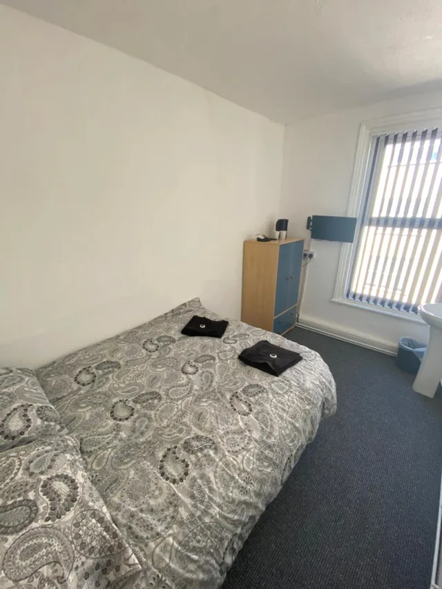 Room, Double Bed, Private Bathroom, Honley Hotel 2/3