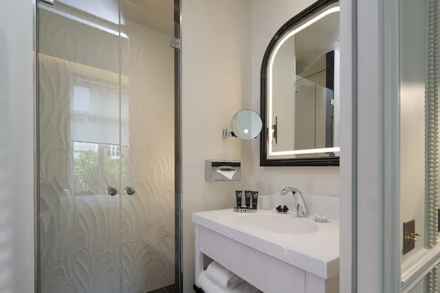 غرفة كلاسيكية بسرير كوين، Hotel Le Narcisse Blanc Spa 1/3