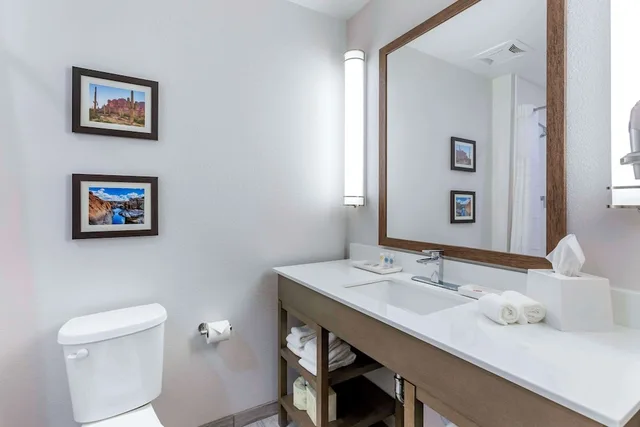 جناح كبير بسريرين كوين بغرفة نوم واحدة مع أريكة، Comfort Suites Scottsdale Talking Stick Entertainment District 4/6
