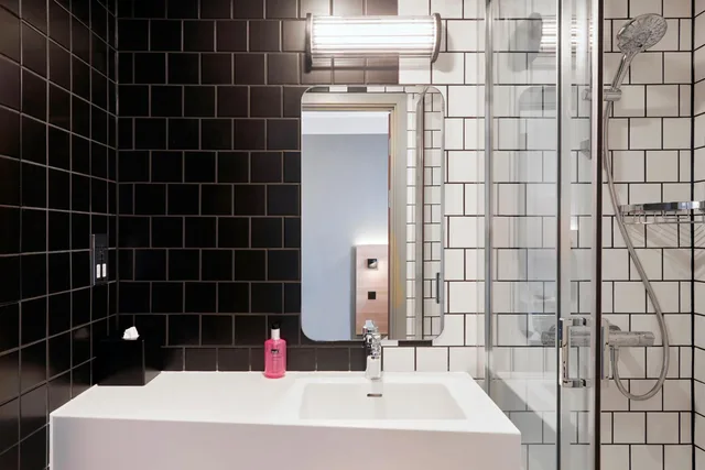 Moxy Sleeper, Guest Room, King Bed، Moxy Manchester City 3/7