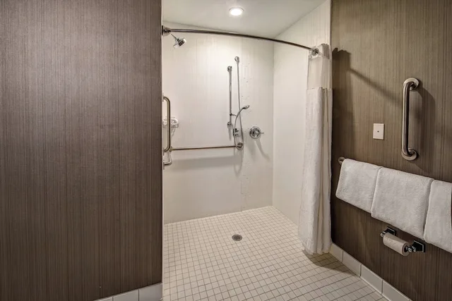 جناح بسرير كينج مع أريكة لذوي الإعاقة، Courtyard By Marriott Dulles Airport Herndon 1/1