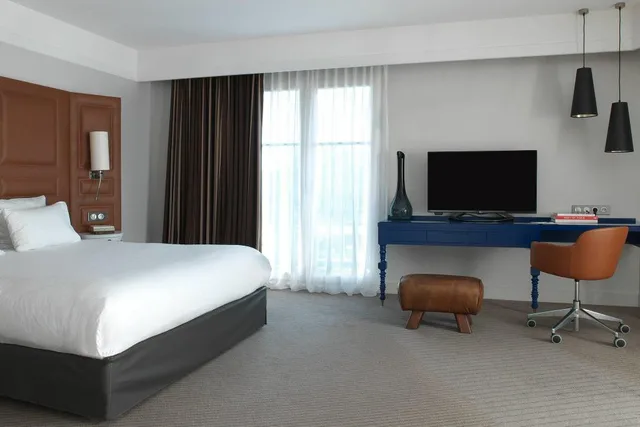 Executive, Suite, King Bed, Garden View, Sofa, Renaissance Paris Hippodrome de St. Cloud Hotel 2/7