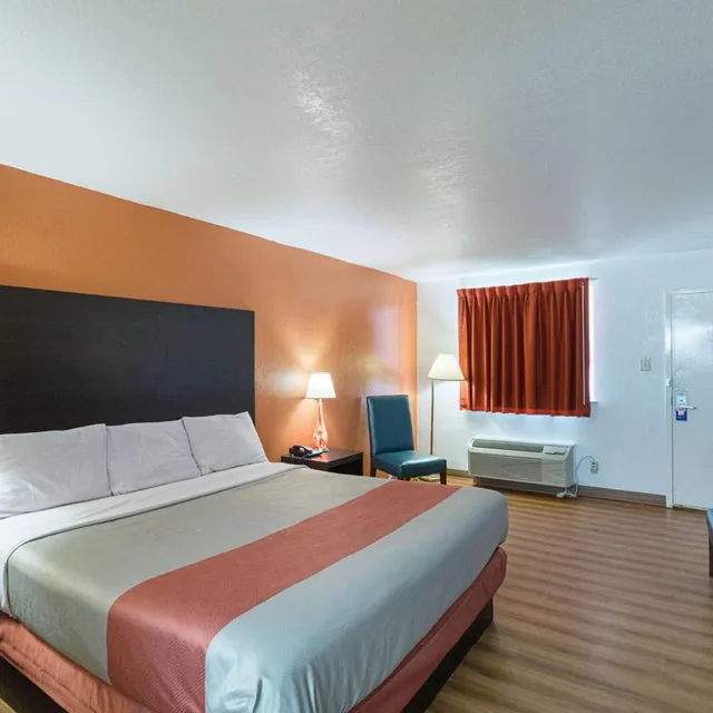 1 King Bed - Smoking, Micfridge، Motel6 San Antonio, TX - I-10 West 2/8
