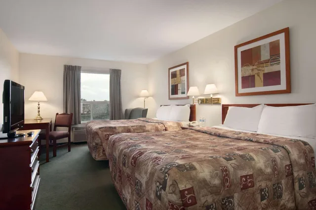 غرفة بسريرين كوين، Travelodge By Wyndham Stony Plain 2/4