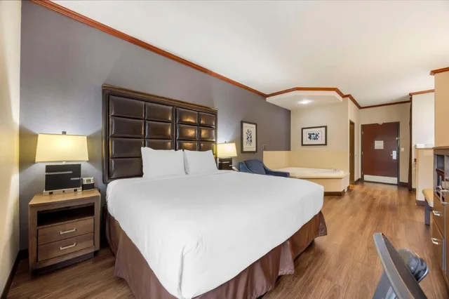 Spa, King Bed, Pool Access، Best Western Plus Northwind Inn Suites 3/10