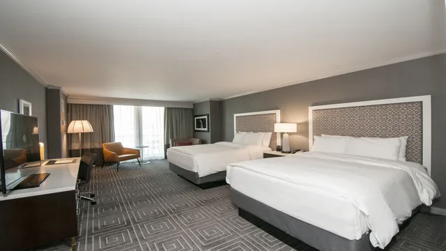 غرفة بريميوم بسرير كينج بشرفة لذوي الإعاقة، InterContinental Kansas City at the Plaza 2/5