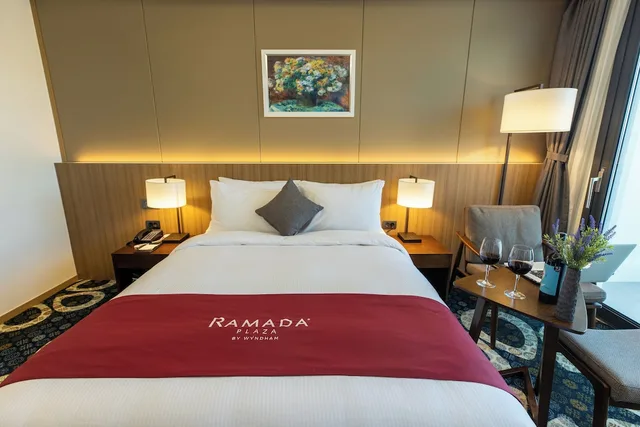 غرفة بسرير مزدوج بإطلالة على الجبل لذوي الإعاقة، Ramada Plaza by Wyndham Dolsan Yeosu 1/3