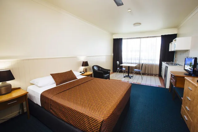جناح تنفيذي بسرير كوين، City Oasis Inn Townsville SureStay Collection by BW 1/5