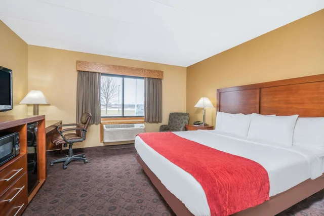 Suite, King Bed, Sofa, Jetted Tub, Baymont by Wyndham Kasson Rochester Area 1/4