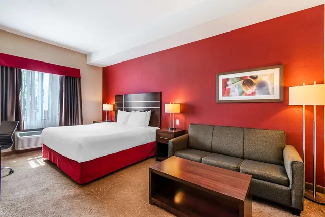 غرفة بسرير كينج مع أريكة بمطبخ، Best Western Plus Kindersley Hotel 1/3