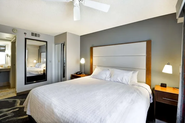 جناح بسرير كينج مع أريكة لذوي الإعاقة، Homewood Suites By Hilton Phoenix-Biltmore 1/6